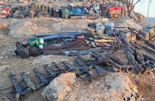 Teröristlerin kullandığı mağarada çok sayıda silah ve mühimmat ele geçirildi