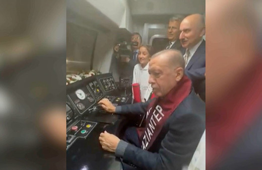 Cumhurbaşkanı Erdoğan'ın, Gaziray'ı kullandı: "Beraber yürüdük biz bu yollarda" şarkısını söyledi