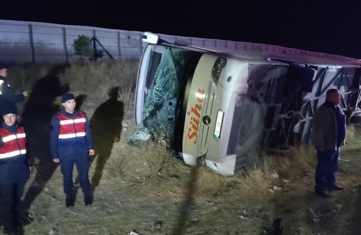 Yeniden Refah Partilileri taşıyan otobüs devrildi: Çok sayıda yaralı var!
