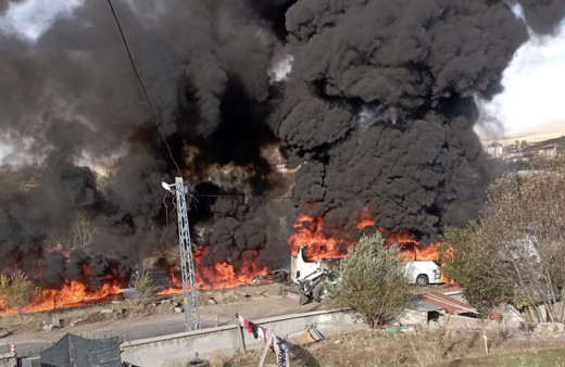 Ağrı'dan gelen son dakika haber korkunç! Yolcu otobüsü 2 kamyonla çarpışıp patladı çok sayıda ölü var