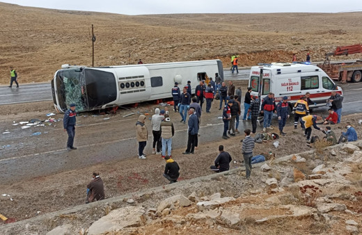Sivas'ta göçmen faciası! Göçmen taşıyan otobüs devrildi çok sayıda ölü ve yaralı var