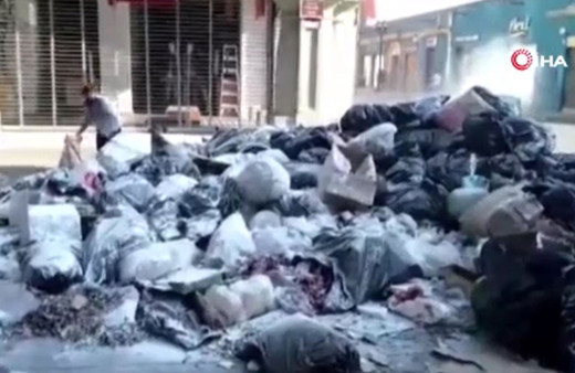 Temizlik işçileri ülkeyi çöplüğe çevirdi: Böyle protesto görülmedi!