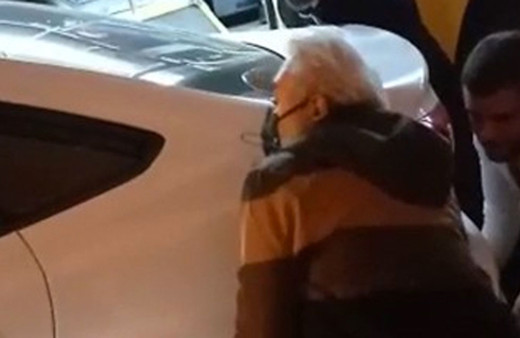 Başakşehir'de hatalı park edilen otomobili elleriyle kenara çektiler