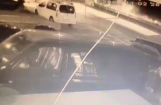 Sultangazi'den feci görüntü! Polis aracı kırmızı ışıkta çarptı yaşam mücadelesi veriyor