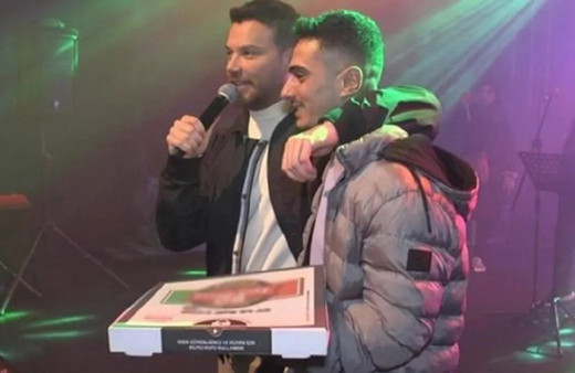 Sinan Akçıl’dan konserine gelmek isteyen kuryeye büyük jest!