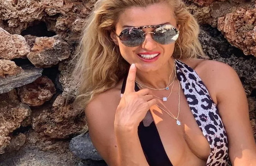 Güneşli havayı gören Tuğba Özay bikinisiyle ağacın üzerine uzandı 'Ben sadece aksesuarım'