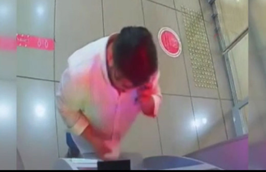 Kadının ATM'de unuttuğu parayı telefonla konuşuyormuş gibi alıp gitti o anlar kamerada