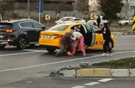 Taksici kadın müşteriyi araçtan indirip saçını çekti kafasına vurdu o anlar kamerada