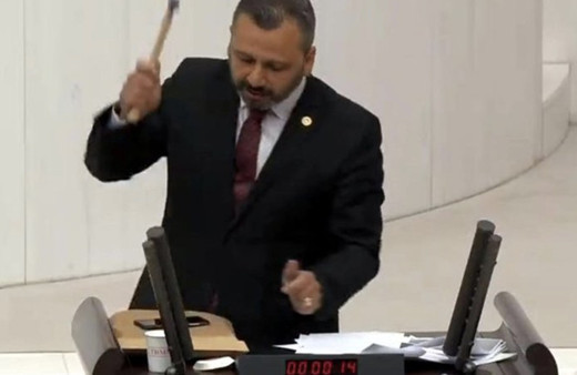 TBMM'de çekiçli protestoya 10 bin TL'lik fatura