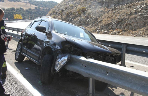 Manisa'da kontrolden çıkan otomobil bariyere ok gibi saplandı
