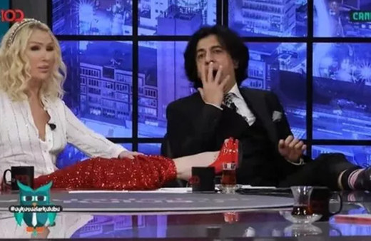 Seda Sayan canlı yayında bacağını masaya koydu! 'Çorapsız geldim'