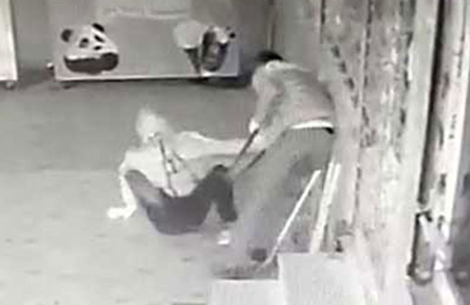 Komedi filmi gibi! Sakar hırsızlar böyle görüntülendi: Yere düştüler, açamadıkları kapı için kavga ettiler!