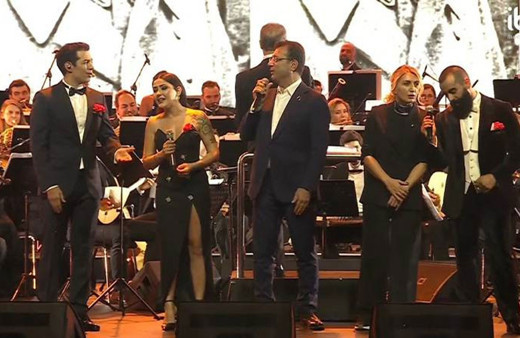 Ekrem İmamoğlu canlı canlı türkü söyleyip eşiyle dans etti! 'Uzun ince bir yoldayım'