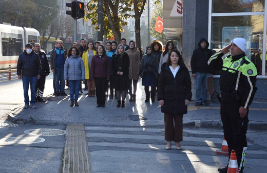 Saat 9'u 5 geçe hayat 1 dakika durdu! Türk Milleti Atasına saygısını böyle gösterdi!