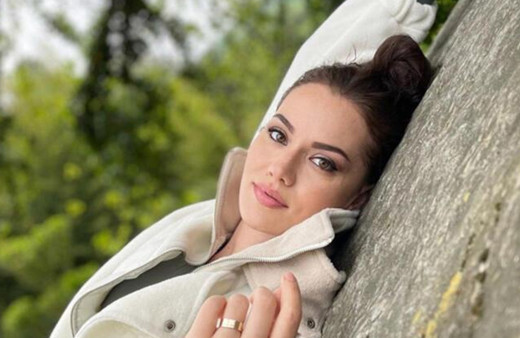 Doğum için gün sayan Fahriye Evcen'den karnı burnunda pozlar