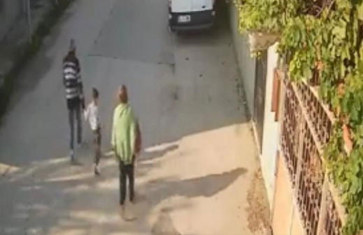 Evli çift sokakta oynayan 5 yaşındaki çocuğu kaçırdı! O anlar kameraya yakalandı