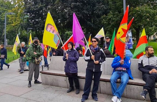 İsveç'te PKK yandaşları şov yaptı polis her zamanki gibi seyretti