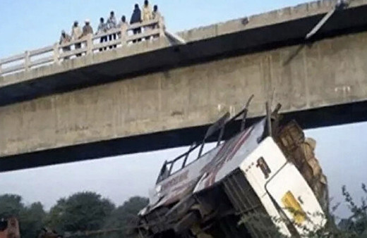 Otobüs su kanalına düştü: 19 ölü, 6 yaralı