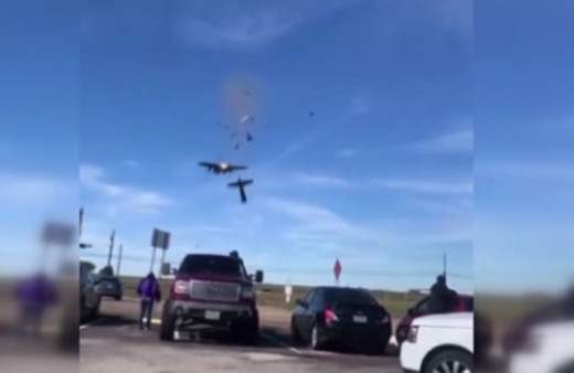 ABD'de iki eski savaş uçağı havada çarpıştı o anlar an be an görüntülendi