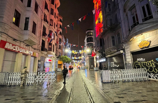 Bombanın patladığı İstiklal Caddesi yeniden yaya trafiğine açıldı! Bankların hepsi söküldü