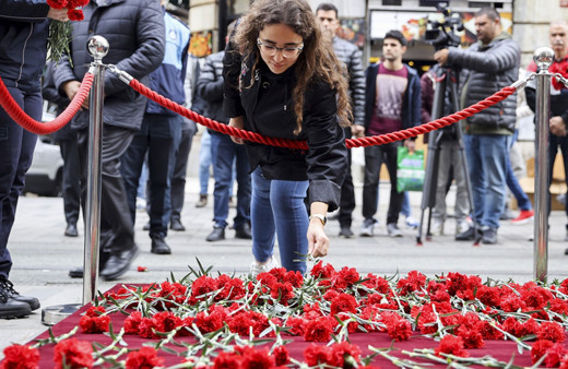 İstiklal Caddesi'nde hayatını kaybedenler anısına karanfil bıraktılar