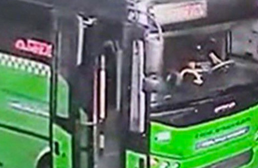 Halk otobüsünde kız arkadaşına baktı diye çılgına döndü hepsini otobüsten indirip...