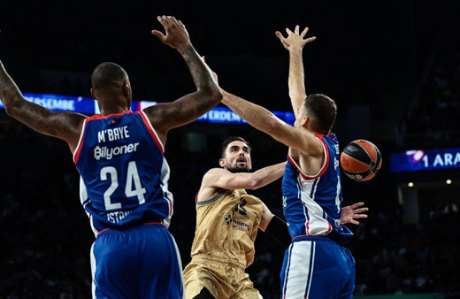 Anadolu Efes, EuroLeague'de konuk ettiği Barcelona'yı mağlup etti