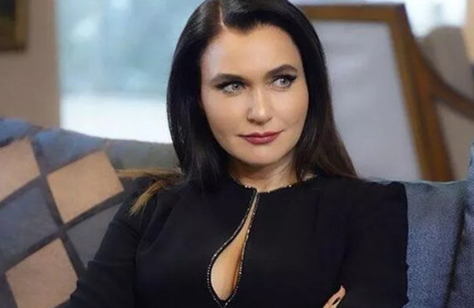 Şevval Sam beyaz elbisesiyle çölde poz verdi takipçilerini kendisine hayran bıraktı!