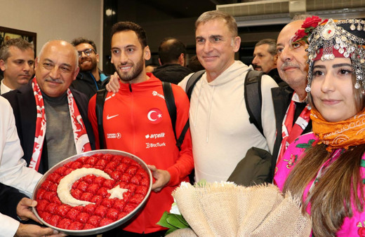 A Milli Takım Çekya maçı için Gaziantep'te! Davul, zurna ve baklavalarla karşıladılar!