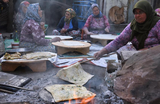 Balıkesir'de gelenek devam ediyor: Burada para geçmiyor, her şey imece usulü!