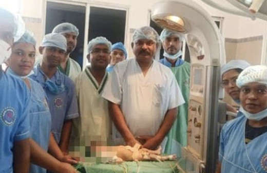 Doktorlar inanamadı! Yeni doğan bebeğin karnından öyle bir şey çıktı ki…