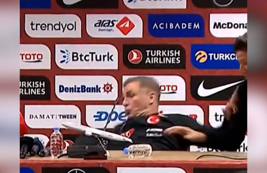 Stefan Kuntz, basın toplantısında sandalyeden düşerken küfretti