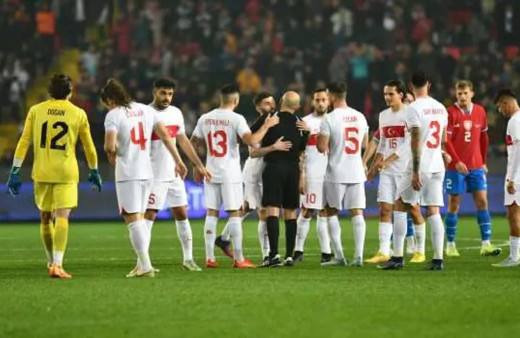 Cüneyt Çakır hakemlik kariyerini noktaladı!