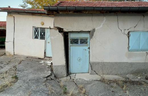 Evleri bu hale geldi! Mahalleli diken üstünde: Ölümle burun buruna yaşıyorlar!