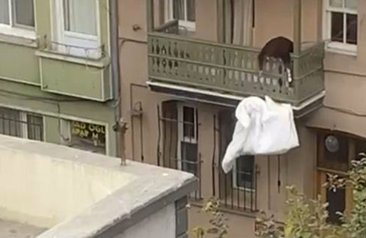 Beyoğlu'nda eve giren hırsızlar güle oynaya televizyon çaldı ulu orta soygun kamerada