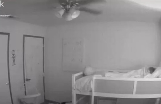 Çocuğunun odasındaki kamera kayıtlarını izleyen anne şoke oldu: Evden taşınmaya karar verdi!