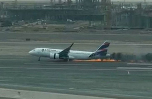 Havalimanı'nda feci kaza! Yolcu uçağı kamyonla çarpıştı: 2 ölü