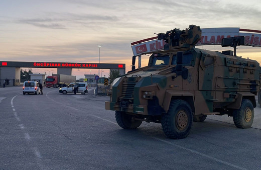 Kilis'te sınır kapısına roketli saldırı: Yaralı asker ve polisler var!