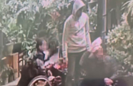 Tekerlekli sandalyeyle gelip yaralı adamın telefonunu çaldı