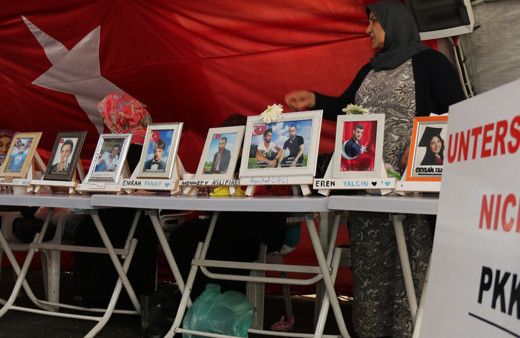 PKK'nın sözde Ayn İsa bölge sorumlusu teslim oldu! Ailesi Diyarbakır'da evlat nöbetindeydi