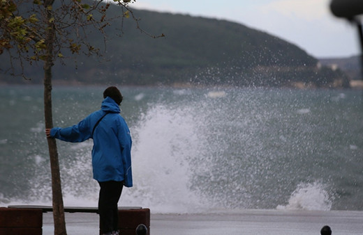 Hava bozdu İstanbul'da yola çıkacaklar dikkat! Seferler iptal