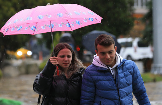 İstanbul karardı Çanakkale'de okullar tatil meteoroloji Muğla, Bursa, Balıkesir dahil 17 ili uyardı