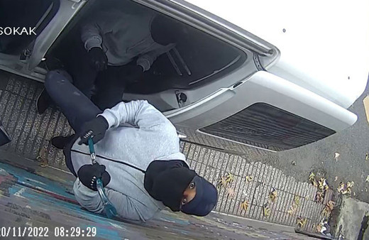 Akılalmaz hırsızlık kamerada! Otomobile yol verip soyguna devam ettiler
