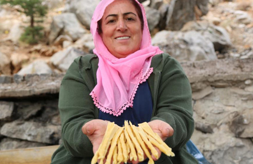 43 yaşındaki kadın 25 yıldır mum satarak evini geçindiriyor