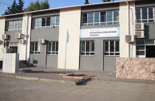 İstanbul'daki terör saldırısında ölen Ecrin'in adının verildiği okula tabela asıldı