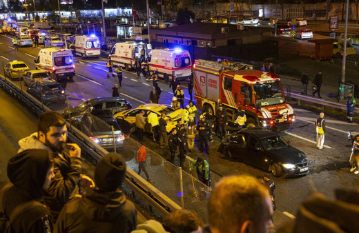 İstanbul'da zincirleme kaza! 12 araç birbirine girdi ortalık savaş alanına döndü: Çok sayıda yaralı var!