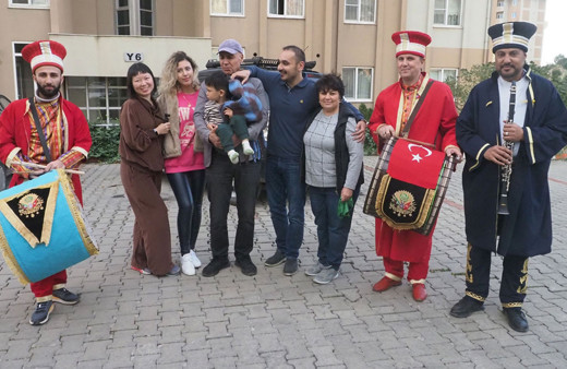 Çinli gelinini, oğlunu ve ilk kez gördüğü torununu mehter marşı ile karşıladı