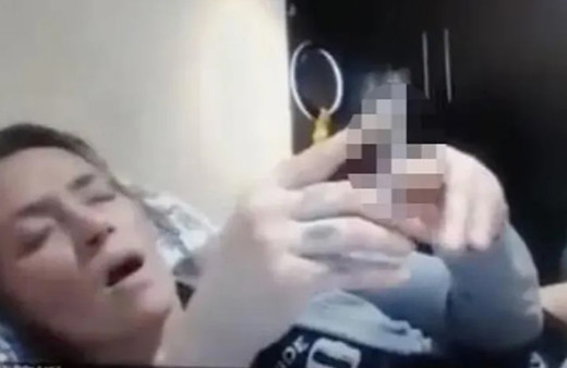 Duruşmaya yarı çıplak katıldı: Kadın hakim görevden alındı! İlginç hakereketleri olay oldu...