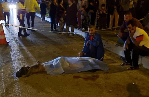 Adana'da yürek burkan olay! Kazada ölen ağabeyinin elini bırakmadı, gözyaşı döktü