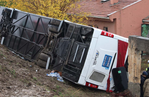 35 yolcunun yaralandığı feci kaza kameralara yansıdı